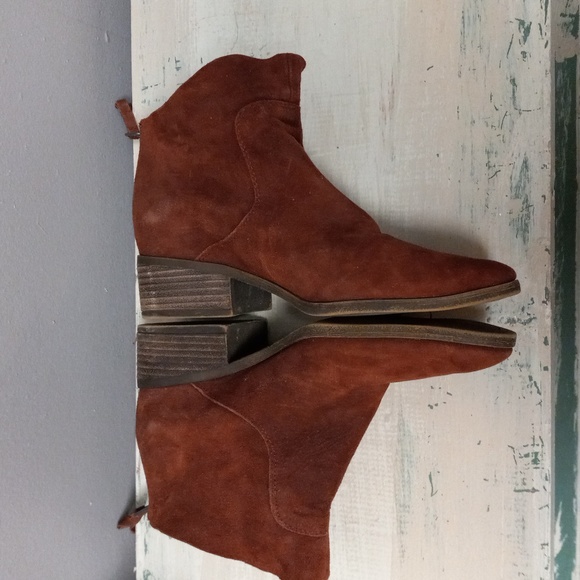 LUCKY BRAND WINE COLORED LEATHER, ZIP BACK ANKLE BOOTS - Picture 9 of 13